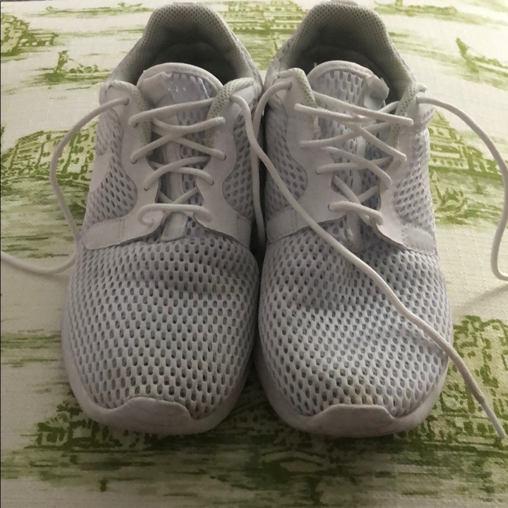 White NIKE Roshe tennis shoes. used